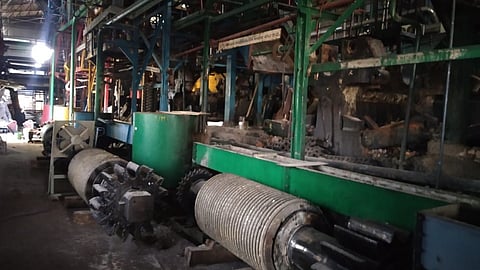 साखर कारखान्यातील मशनरी.