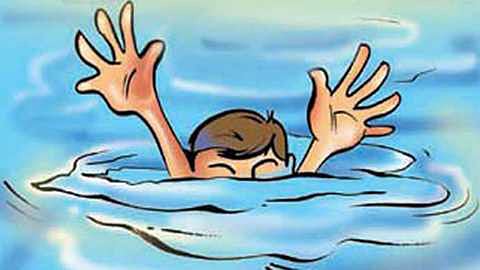 चौघांनी बांबू घट्ट पकडत दोरीच्या साह्याने चांद नदीत दोघा बुडणाऱ्यांना वाचविले