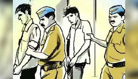 धक्कादायक...! अक्कलकोटमध्ये पोलिसानेच केली चोरी