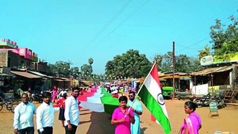 भामरागड : तिरंगा यात्रेत सहभागी नागरिक.