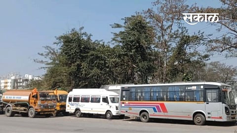 सिंहगड रस्त्यावर नांदेड सिटी गेटजवळ अनधिकृत पार्किंग; वाहतूक पोलिसांचे दुर्लक्ष