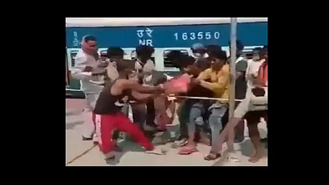 lockdown fighting between laborers for biscuits in bihar video viral