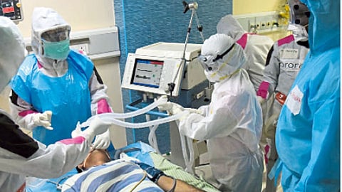 असे होतात... कोरोनाग्रस्तांवर उपचार