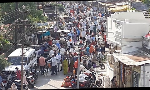 उमरेड :   बंदमध्ये थोडी शिथिलता देताच भाजी बाजारात उसळलेली गर्दी.