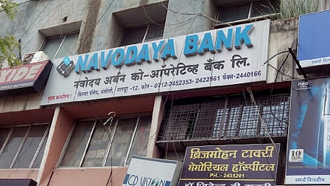 २०१० ते २०१५ या कालावधीत बँकेचे बॅंकेचे संस्थापक अध्यक्ष अशोक धवड व त्यांचे इतर संचालकांनी बँकेत गैरव्यवहार केला. कर्ज मागणाऱ्या कर्जदारांची कर्ज फेडण्याची क्षमता आहे की नाही याची खात्री न करता त्यांना कर्ज दिले.