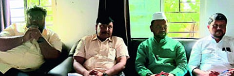 औरंगाबाद ः वंचित बहुजन आघाडीच्या देखरेख समितीच्या दौऱ्याला सुरवातप्रसंगी अमित भुईगळ, दीपक मोरे, अर्जुन सलगर, अतुल बहुले.