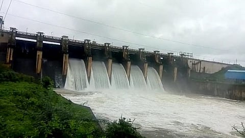 वीर धरण क्षेत्रात जोरदार पाऊस; पाण्याचा विसर्ग सुरू