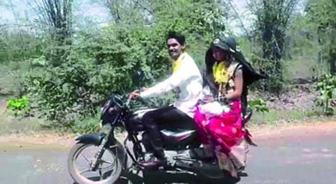 नवेगावबांध : आपल्या नववधूला दुचाकीवर घेऊन जाताना वर मिथुन.