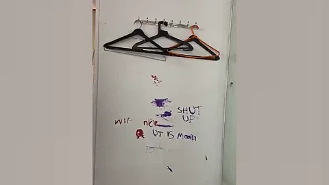UT Is Mean ? वर्षा बंगल्याच्या भींतीवर 'हे' लिहिलं कुणी?