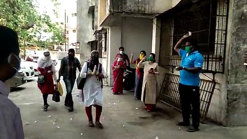 "मला झालेल्या कोरोना संसर्गाने माझं कुटुंब पळून गेलं..."; कस्तुरबातील महिला कर्मचाऱ्याची Inside Story