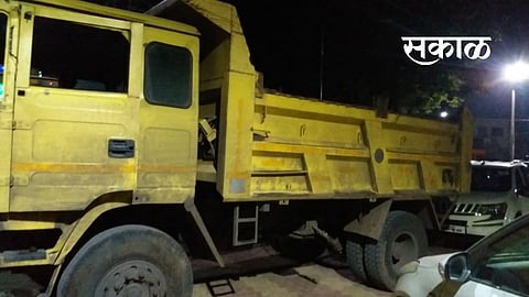 महसूल पथकासह तीन महिलांना वाळू डंपरने चिरडण्याचा प्रयत्न