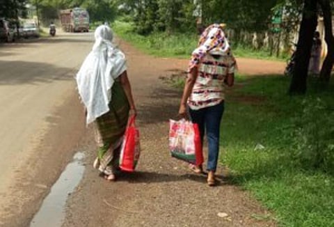 तुमसर : कोविड केंद्राकडे पायी जात असलेल्या महिला रुग्ण.