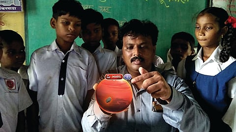 ग्रह, ताऱ्यांची माहिती देताना शिक्षक.