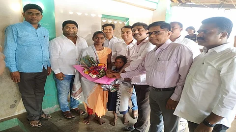 विहीरीत पडलेल्या चिमुकलीला सातवीत शिकणाऱ्या संजनाने एकटीने वाचविले