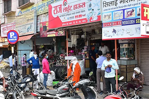 नांदेड - ५६ दिवसांनी अनेकांनी व्यापारी प्रतिष्ठाने, दुकाने उघडली.