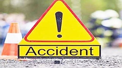 krane two wheeler and four wheeler accident one person dead in ratnagiri