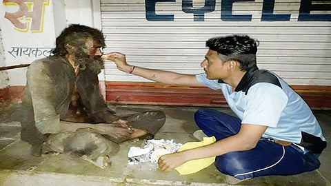 ही पहा माणुसकीची झलक; जाणत्यांच्या डोळ्यात अंजन घालणारी