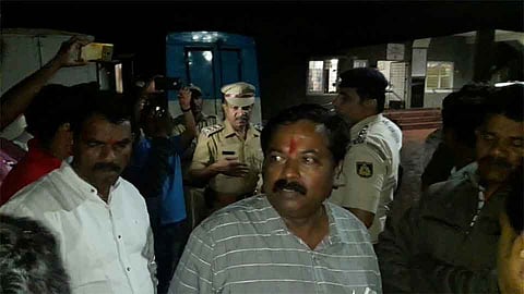 बेळगाव - गोमांस पकडल्यानंतर तणाव निर्माण झाल्याने आमदार अभय पाटील व आमदार अनिल बेनके यांनी उद्यमबाग पोलीस ठाण्याला भेट दिली.