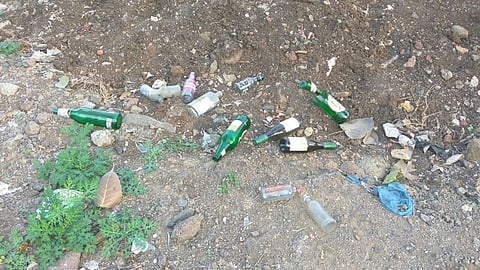 पिंपळे सौदागर : स्वराज चौक ते कोकणे चौकापर्यंत नव्याने विकसित होत असलेल्या या लिनियर गार्डनमध्ये तळीरामांनी रिचविलेल्या दारूच्या बाटल्यांचा ठिकठिकानी खच पडलेला दिसतो.