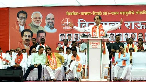 Loksabha 2019 : बापाकडे एक झेंडा, तर पोरांकडे दुसरेच झेंडे - उद्धव ठाकरे