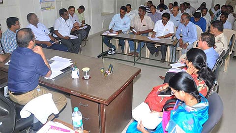 इचलकरंजी : येथील प्रांत कार्यालयात पंचगंगा प्रदुषणाविषयी प्रांताधिकारी समीर शिंगटे यांच्या अध्यक्षतेखाली घेण्यात आलेली बैठक. (छायाचित्र - पद्माकर कुरपे)