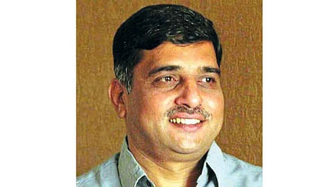 इंद्रजित देशमुख यांच्या स्वेच्छानिवृत्तीवर चर्चा