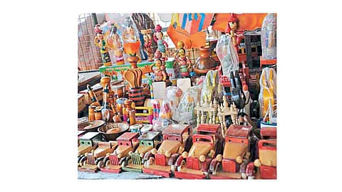 लाकडी खेळण्यांवर सावंतवाडीत संक्रांत