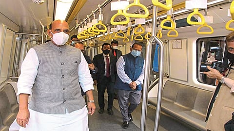 "ड्रायव्हरलेस मेट्रो' लवकरच मुंबईच्या सेवेत; संरक्षणमंत्र्यांच्या हस्ते कोचचे अनावरण