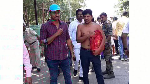 Loksabha 2019: शरद पवारांच्या स्टेजवर अर्धनग्न शेतकरी (व्हिडिओ)