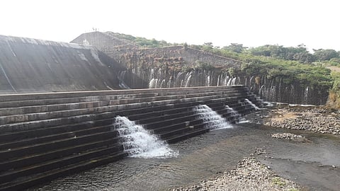 खडखड धरणातून पाण्याची गळती कायम; लाखो रुपये खर्चूनही भिंतीला झरे