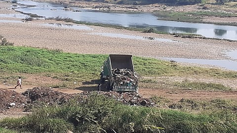 महामार्गाच्या चौपदरीकरणामुळे कचरा थेट 'सावित्री' पात्रात; नदीचे प्रदूषण वाढण्याची भीती