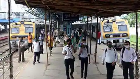 विना मास्क प्रवाशांवर कारवाई; लोहमार्ग पोलिसांची धडक मोहीम