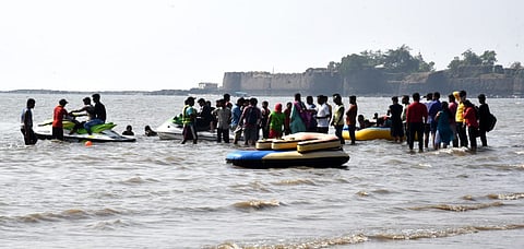 रायगड जिल्हाधिकाऱ्यांनी दिले रात्रीच्या संचारबंदीचे संकेत; पोलिसांच्या अहवालानंतर घेतला जाणार निर्णय