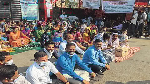 उपोषणकर्त्याची प्रकृती खालावली! टेक्नोक्राफ्ट इंडस्ट्रीज इंडियाच्या कामगारांचे आंदोलन