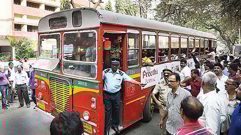 Mumbai Local सुरू झाल्याने बेस्टच्या ताफ्यातील ST बस कमी होणार