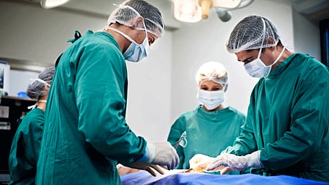 दुर्मिळ घटना; युवकाच्या शरीरातून गर्भाशय आणि योनी काढली बाहेर