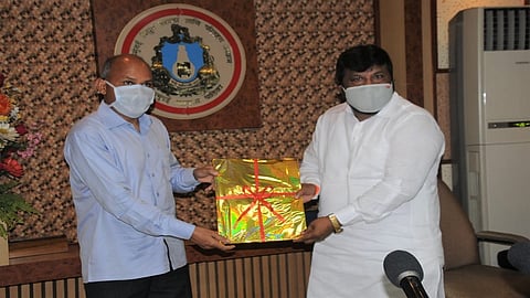 बेस्ट समिती अध्यक्ष प्रविण शिंदे यांना  2021-22 या वर्षाचा अर्थसंकल्प सुपूर्द करताना महाव्यवस्थापक सुरेंद्रकुमार बागडे