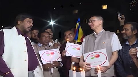 "माझ्या घोषणांमुळे महाराष्ट्रात कोरोनाचे कमी रुग्ण" - रामदास आवठवले