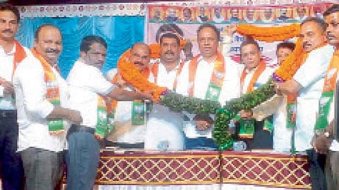 राज्याचे नेते म्हणणाऱ्यांची दरवाजा आडून भाजपशी चर्चा