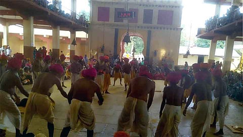 पट्टणकोडोली - विठ्ठल बिरदेव मंदिरात फरांडेबाबांचा गोंधळ नृत्याचा भक्तिमय सोहळा.