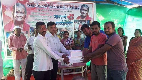 आईच्या स्मरणार्थ पाच शाळांना एलईडी प्रोजेक्टर भेट