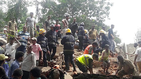 इमारत कोसळून मुंबईत 17 जण ठार