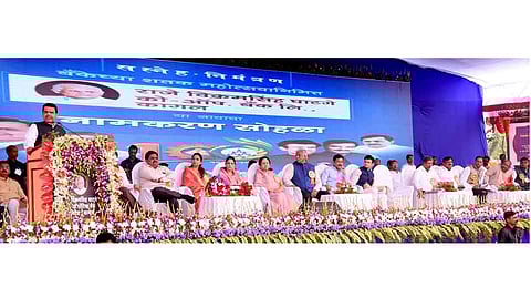 राजेंनी परिवर्तनाचे, विकासाचे राजकारण करावे - फडणवीस