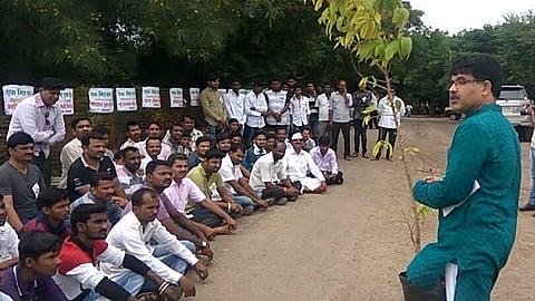 चौफुला ( ता.दौंड ) ः 'एक मंडळ एक वृक्ष' या संकल्पनेची  माहिती देताना डॅा. श्रीवल्लभ अवचट.