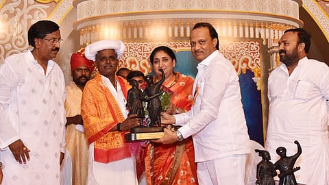 अजित पवार, सुनेत्रा पवार, निवृत्ती महाराज इंदुरीकर