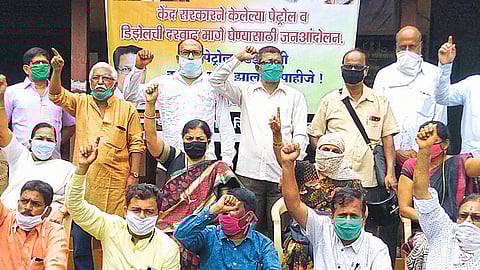 Ratnagiri Congress Agitation Against Hike In Petrol Diesel Rate