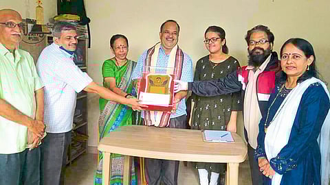 Shende Poem Award To Gazhalkar Madhusudhan Nanivadekar