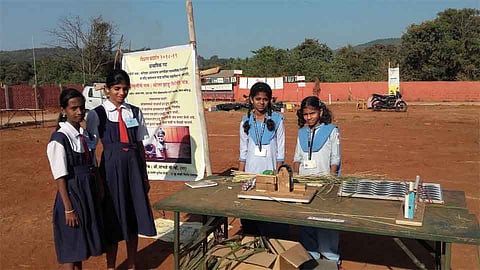 विद्यार्थिनींनी तयार केले हिरकूट काढणारे यंत्र