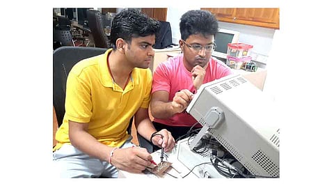 मिरज - पेट्रोल क्वॉंटीफायर उपकरण तयार करणारे माधवराव लोंढे आणि महेंद्रकुमार गोयल