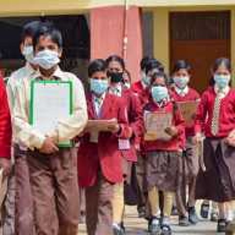 कोरोनामुळे गणवेशाबरोबर विद्यार्थ्यांना आता मास्कही